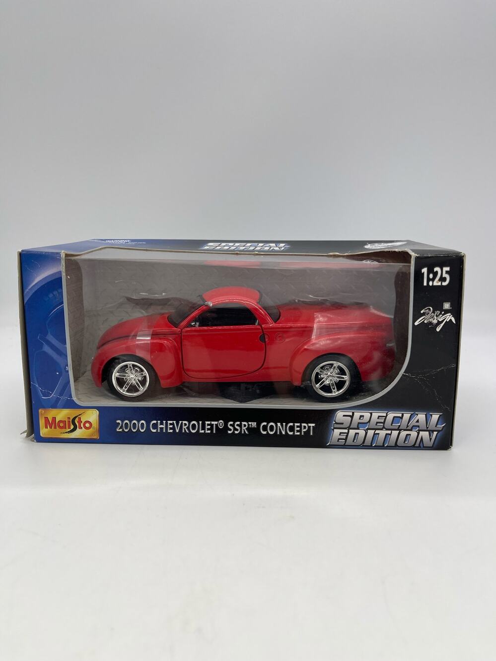 Maisto 2000 Chevrolet SSR Concept Red 1:25 Special Edition